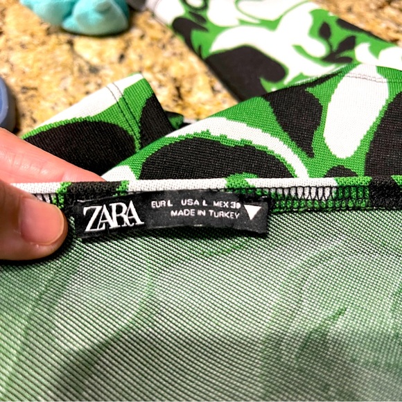 BNWOT ZARA Asymmetric Black and Green Top Size Large - Picture 8 of 8